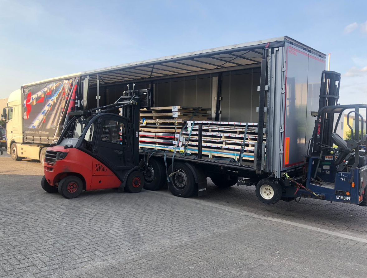 Trailer met meeneemheftruck in actie